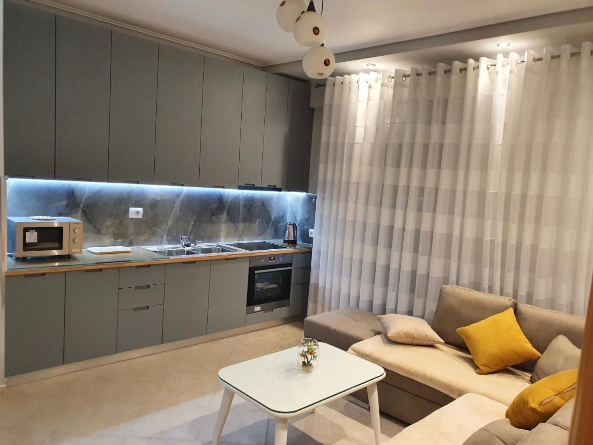 Queen Isabella Premium Hotel Vlorë Buitenkant foto